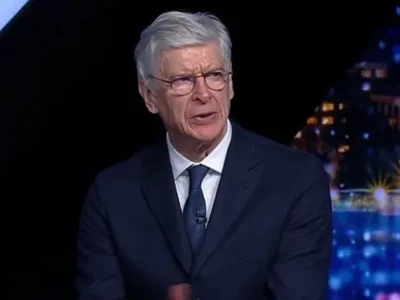 Wenger ‘bóc trần’ nguyên nhân thất bại của Arsenal trước MU: ‘Các trung vệ lo lắng, thiếu gắn kết’
