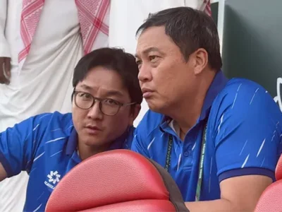 HLV Kim Sang Sik ‘gây bão’ với hành động ấm lòng, hé lộ 2 người hùng thầm lặng đứng sau thành công của U23 Việt Nam