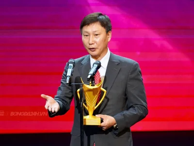 HLV Kim Sang Sik xúc động nhắc đến ân nhân Park Hang Seo khi nhận giải thưởng danh giá