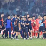 HLV Ninh Bình 'nổi điên' với trọng tài, nhận án phạt nặng từ VFF! 1