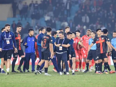 HLV Ninh Bình ‘nổi điên’ với trọng tài, nhận án phạt nặng từ VFF!