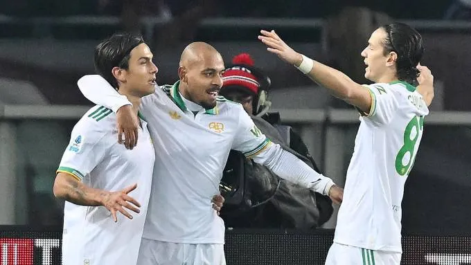 Dybala và Malen ăn mừng cùng nhau