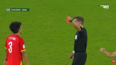 Lý Đức bị treo giò: Luật FIFA 'bất ngờ' chỉ rõ lý do thẻ đỏ không thể xóa dù VAR hủy bàn thắng 1