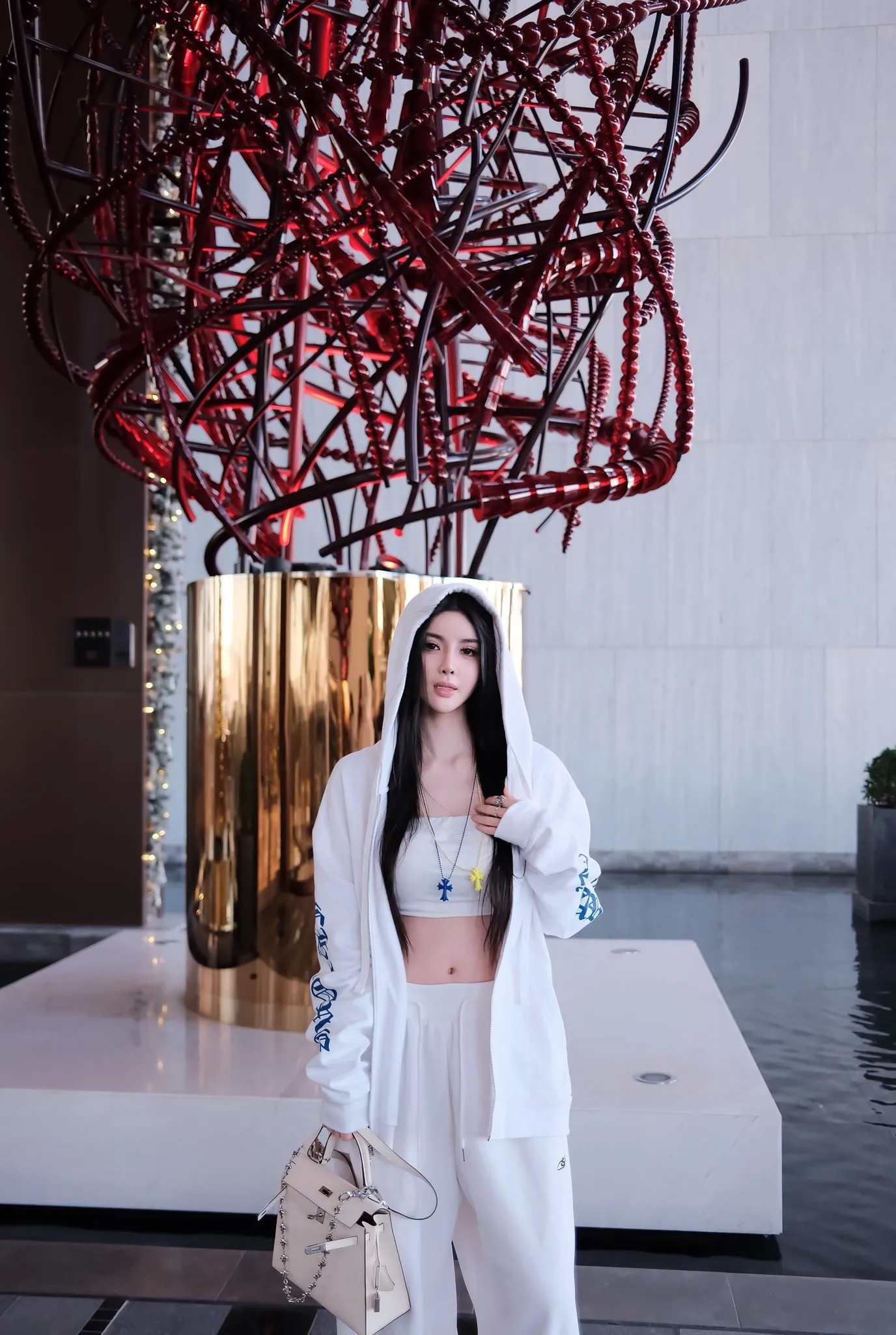 Phương Khánh Ly cổ vũ bóng đá