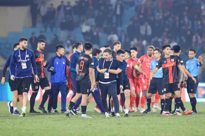 HLV Ninh Bình 'nổi điên' với trọng tài, nhận án phạt nặng từ VFF! 1