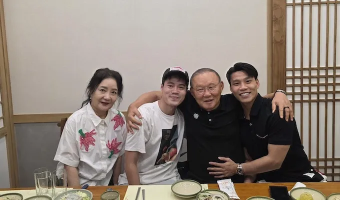 Văn Toàn và Văn Thanh họp mặt cùng vợ chồng HLV Park Hang Seo cách đây chưa lâu. ẢnhL FBNV 