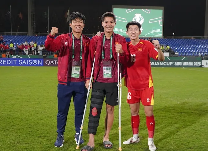 Hiểu Minh và các đồng đội lúc chuẩn bị nhận chiếc HCĐ giải U23 châu Á 2026. Ảnh: Trí Công 