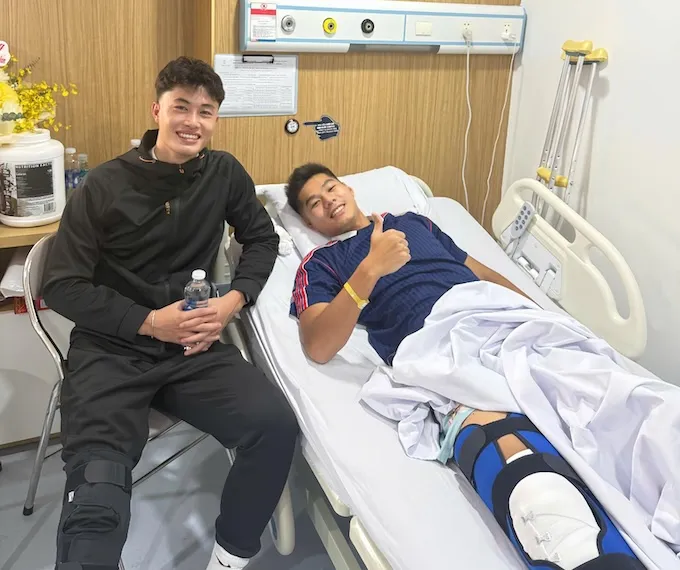 Văn Trường vào TP.HCM thăm Hiểu Minh vừa mổ chấn thương. Ảnh: FBNV