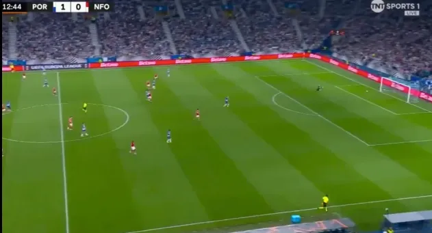 Nottingham hưởng lợi từ cú phản lưới nhà khó tin của Porto 3