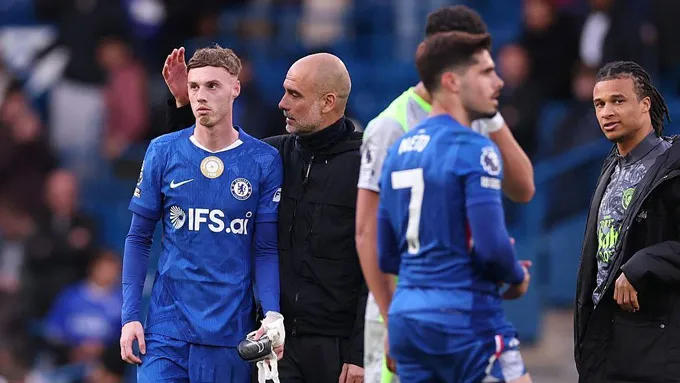 Pep an ủi Palmer sau chiến thắng của Man City trước Chelsea