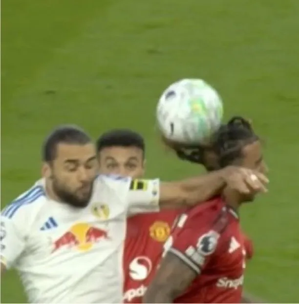 Pha bóng khiến Carrick bức xúc về Calvert-Lewin - Ảnh: @MUFCDarren_